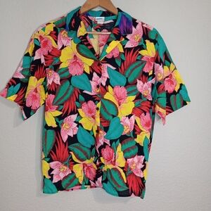 Vintage wrangler made in USA Hawaiian print button down shirt